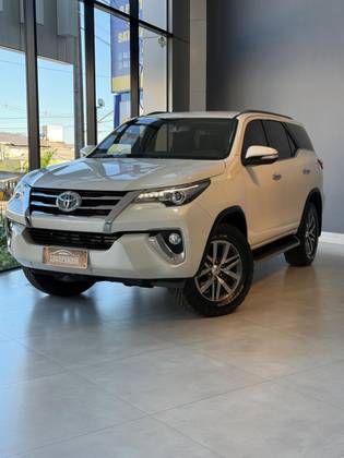 TOYOTA HILUX SW4 2.8 SRX 4X4 16V TURBO INTERCOOLER DIESEL 4P AUTOMÁTICO TOYOTA HILUX SW4 2.8 SRX 4X4 16V TURBO INTERCOOLER DIESEL 4P AUTOMÁTICO